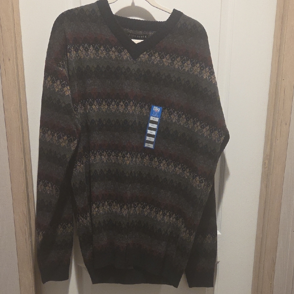 Classic V-Neck Sweater in Black and Gray